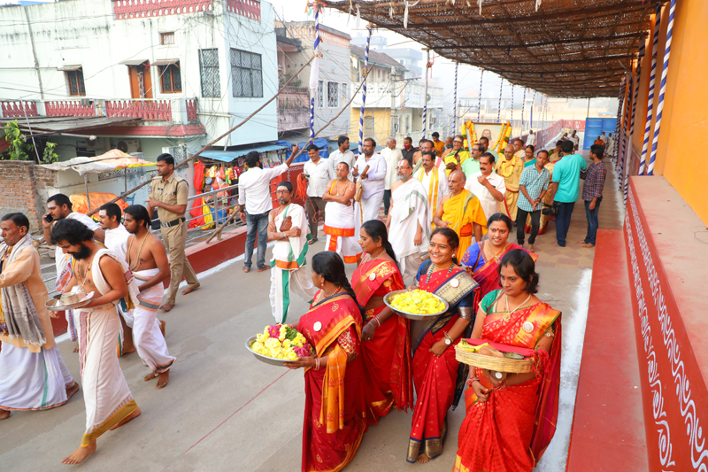 1974 से हर रोज हजारों साधु-संतों को भोजन करा रहा है ऋषिकेश का यह आश्रम -  geeta kuteer trust ashram feeding saints since 1974 in rishikesh – News18  हिंदी